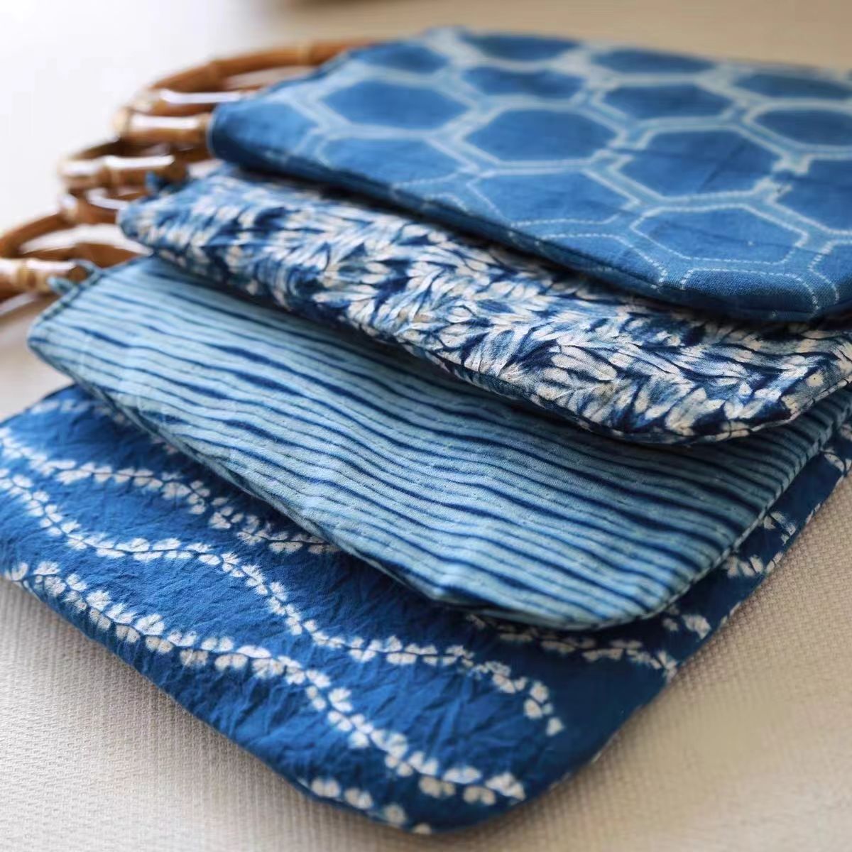 Batik-dyed fan-shaped bamboo-handled tote bag Indigo-dyed handbag with bamboo root handle Handcrafted tie-dye plant-based dyeing technique