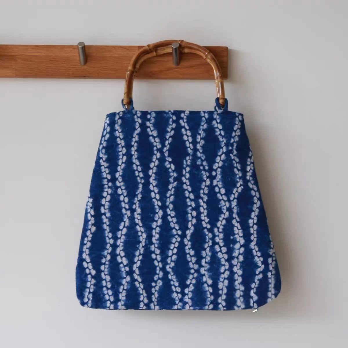 Batik-dyed fan-shaped bamboo-handled tote bag Indigo-dyed handbag with bamboo root handle Handcrafted tie-dye plant-based dyeing technique