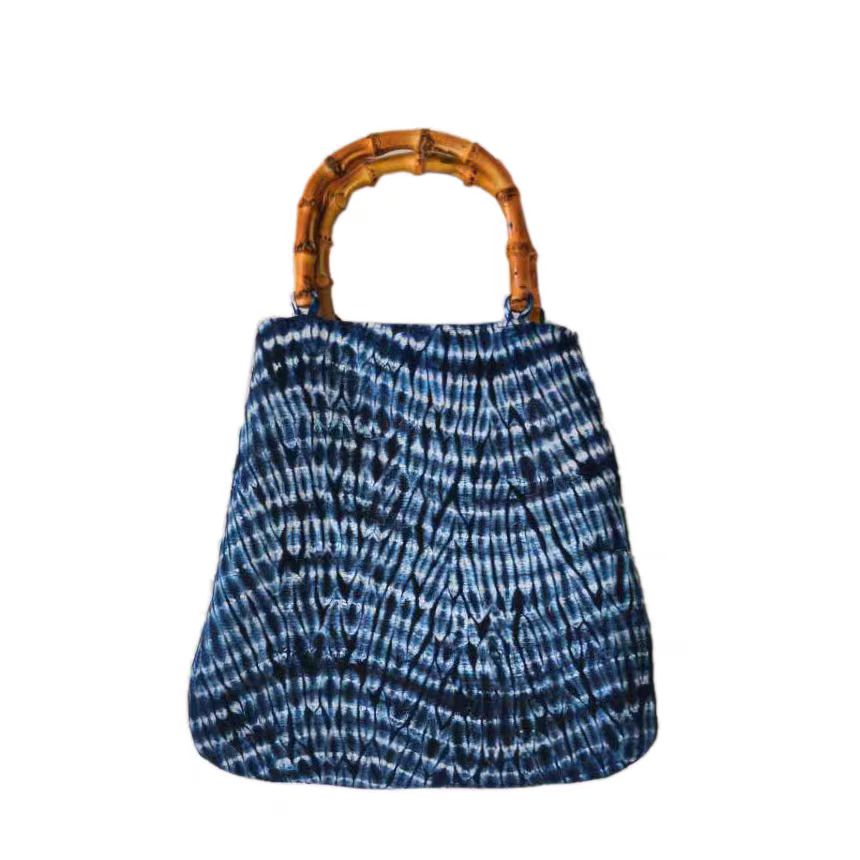 Batik-dyed fan-shaped bamboo-handled tote bag Indigo-dyed handbag with bamboo root handle Handcrafted tie-dye plant-based dyeing technique