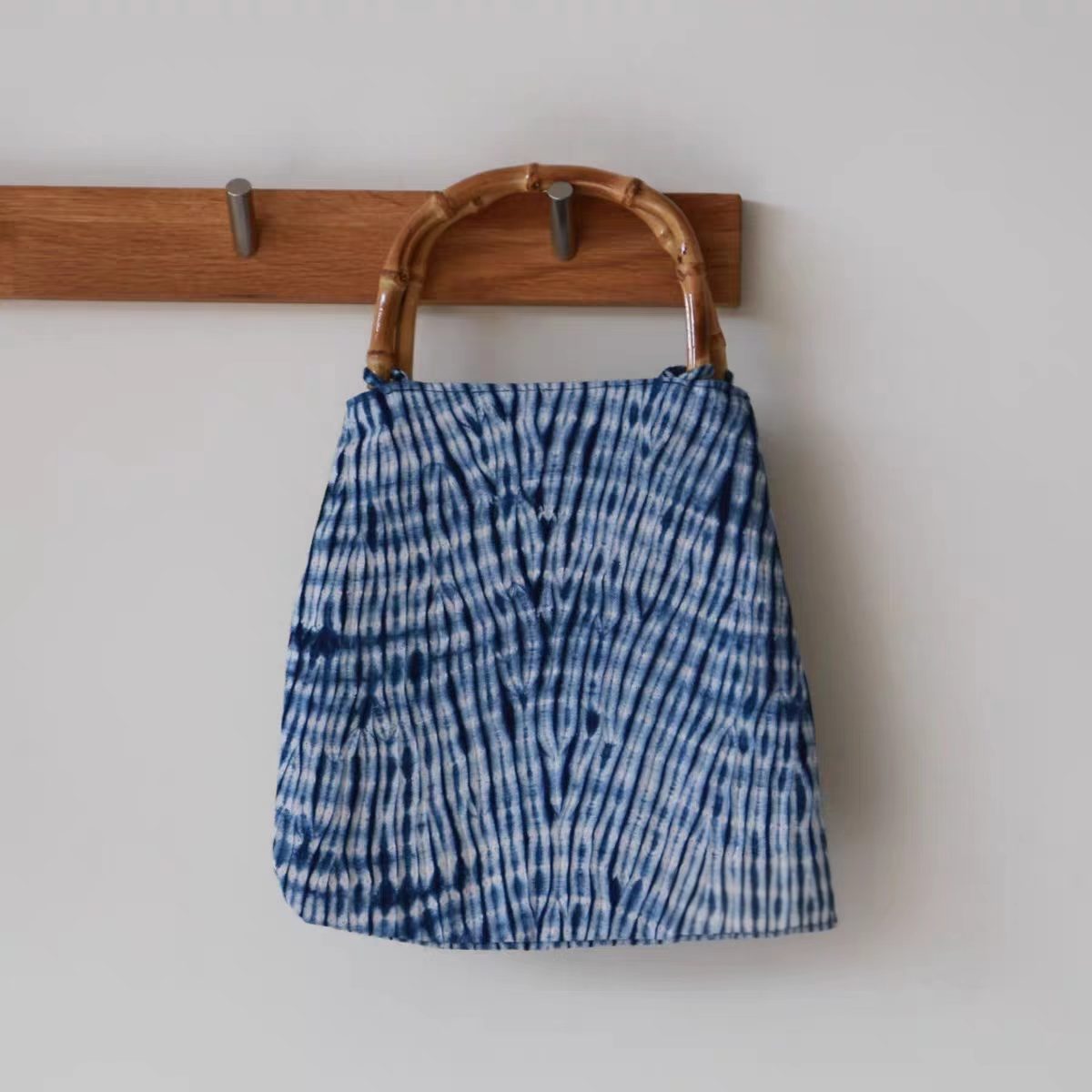 Batik-dyed fan-shaped bamboo-handled tote bag Indigo-dyed handbag with bamboo root handle Handcrafted tie-dye plant-based dyeing technique