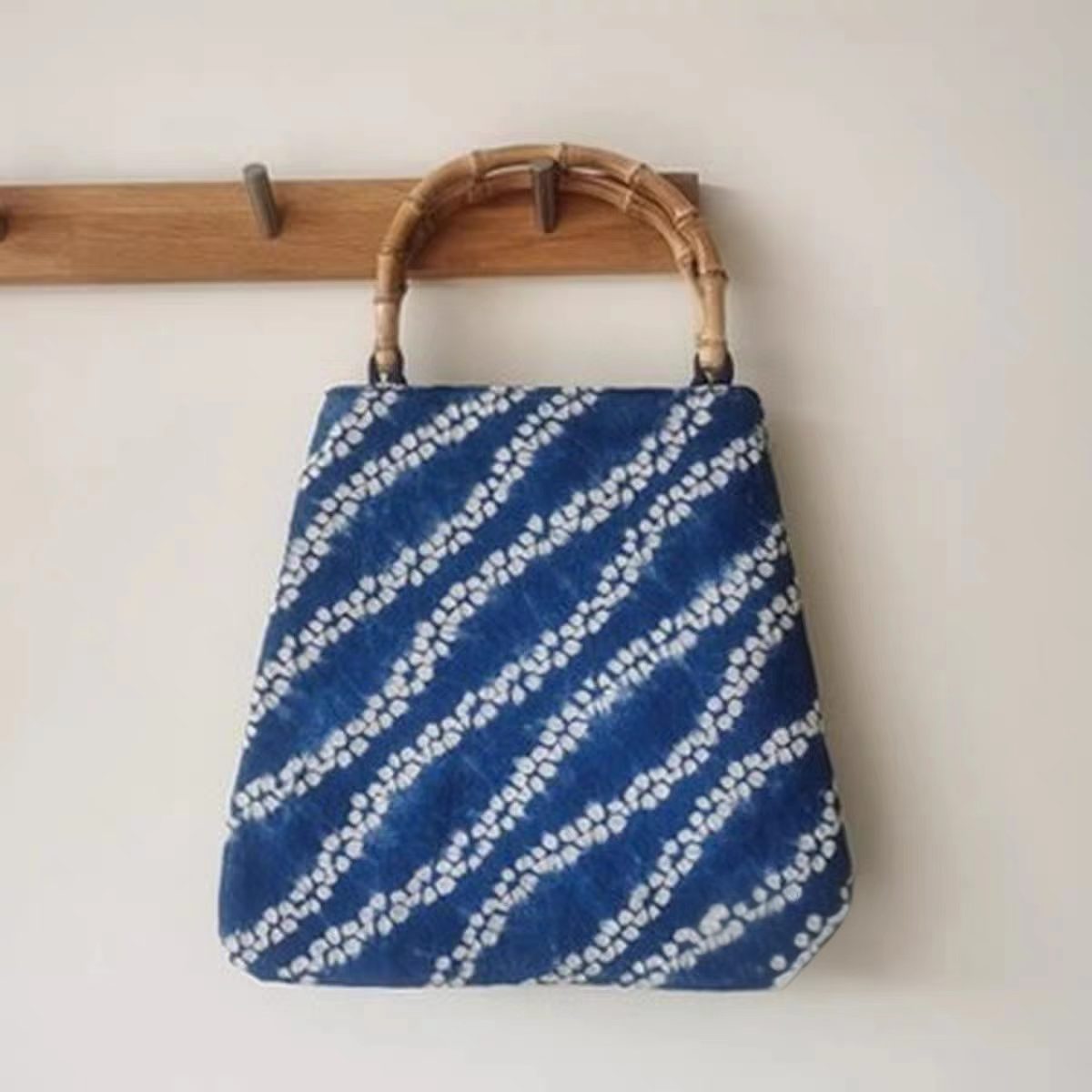 Batik-dyed fan-shaped bamboo-handled tote bag Indigo-dyed handbag with bamboo root handle Handcrafted tie-dye plant-based dyeing technique