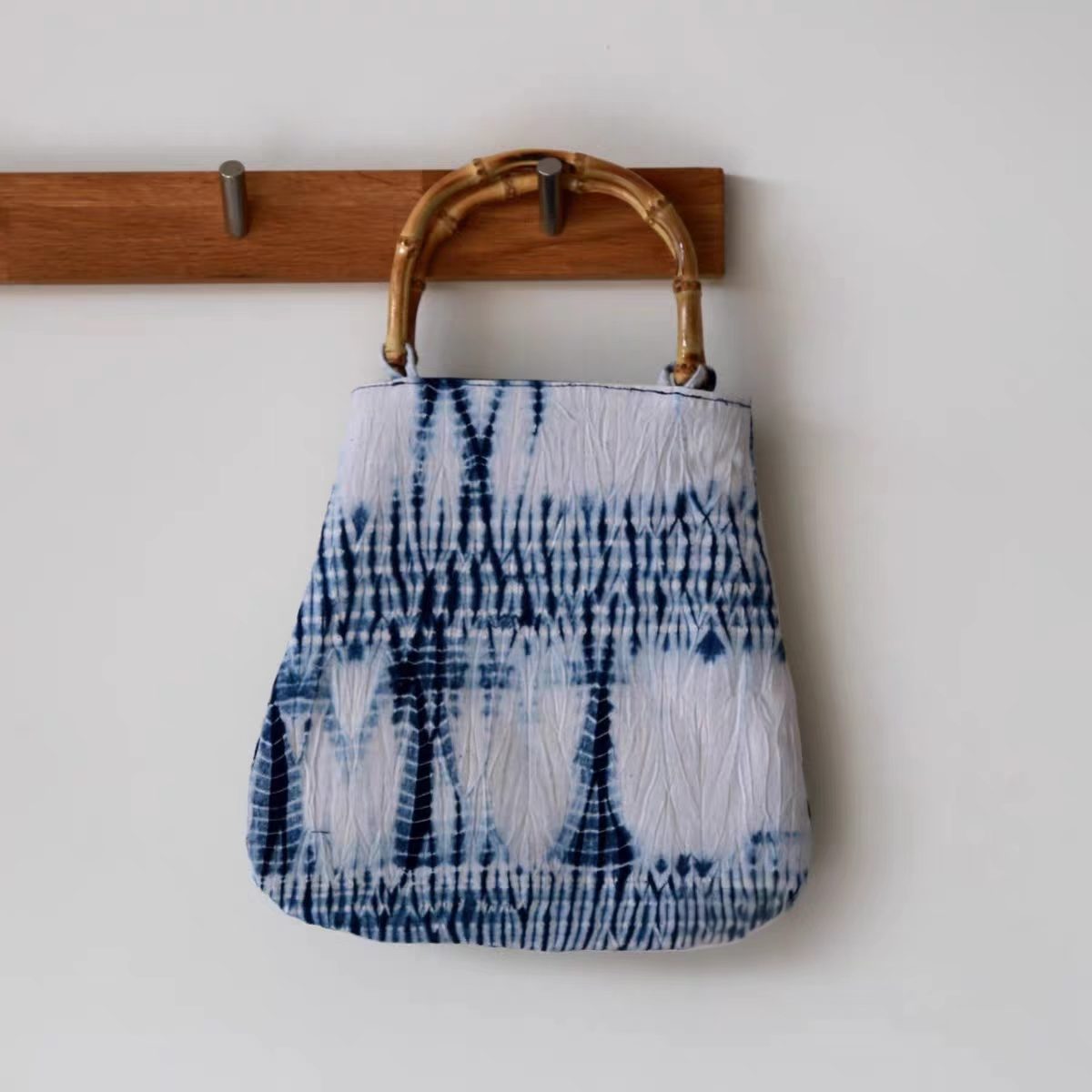 Batik-dyed fan-shaped bamboo-handled tote bag Indigo-dyed handbag with bamboo root handle Handcrafted tie-dye plant-based dyeing technique