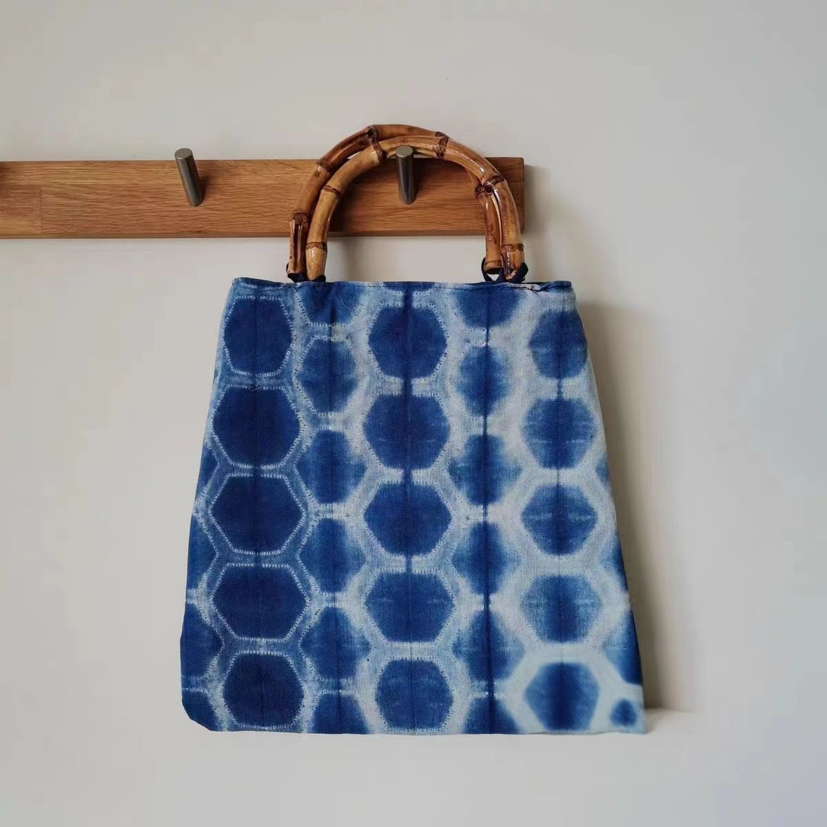 Batik-dyed fan-shaped bamboo-handled tote bag Indigo-dyed handbag with bamboo root handle Handcrafted tie-dye plant-based dyeing technique