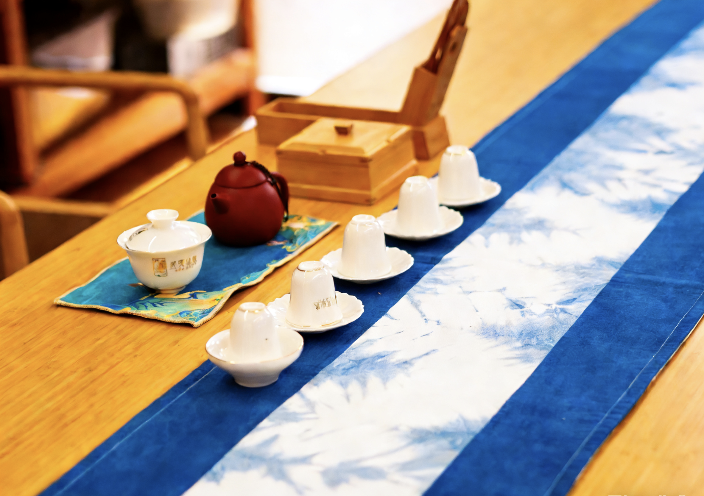 Handmade Indigo Tie-Dye Table Runner,Modern Table Scarf with Tassels, Unique Blue & White Pattern for Dining Table