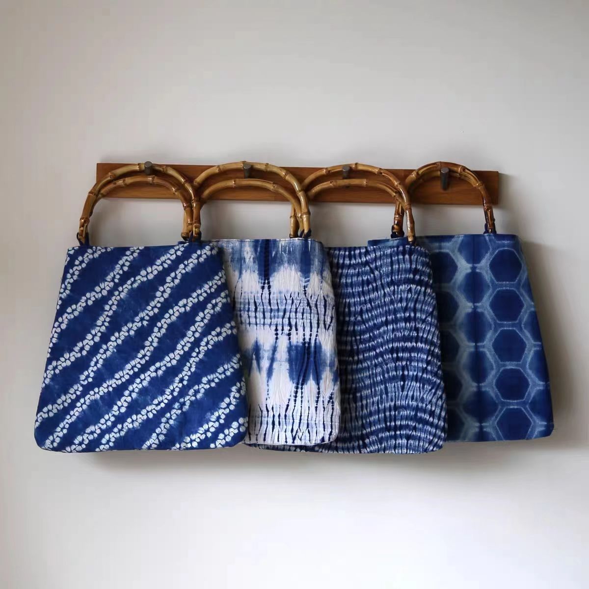 Batik-dyed fan-shaped bamboo-handled tote bag Indigo-dyed handbag with bamboo root handle Handcrafted tie-dye plant-based dyeing technique