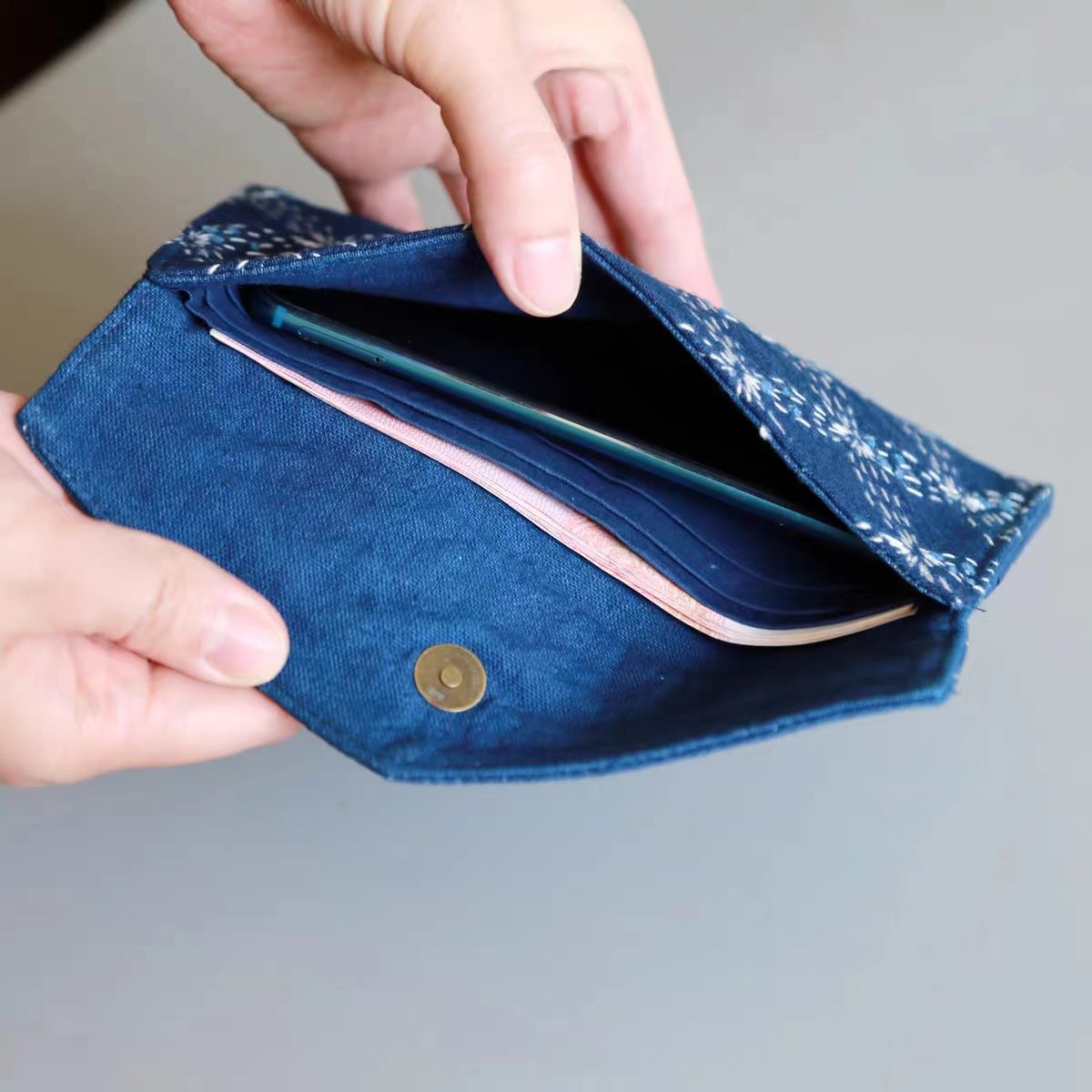 Handcrafted Indigo Wallet & Phone Pouch | Sashiko Four-Leaf Clover Embroidery, Cotton-Linen